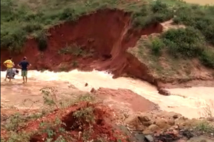 Barragem rompe na zona rural do sudoeste da Bahia após chuva forte