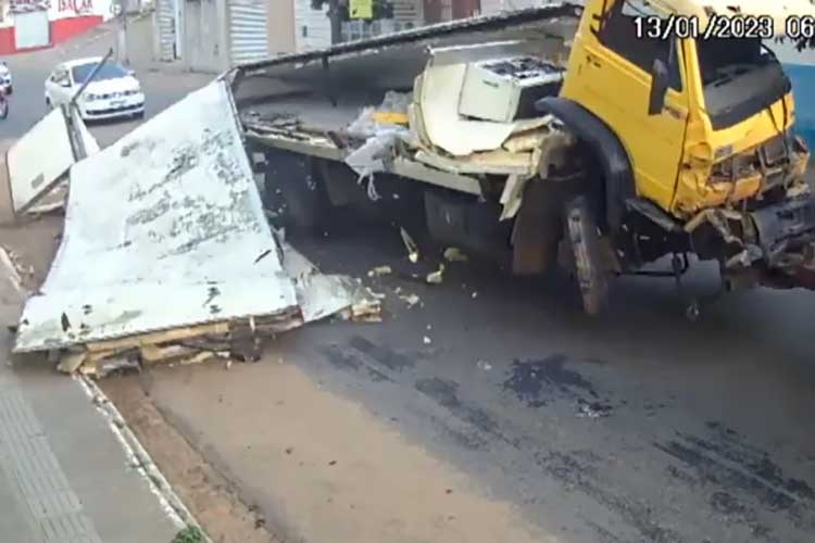 Baú de caminhão que estava sendo guinchado desmonta e cai no meio da rua em Livramento
