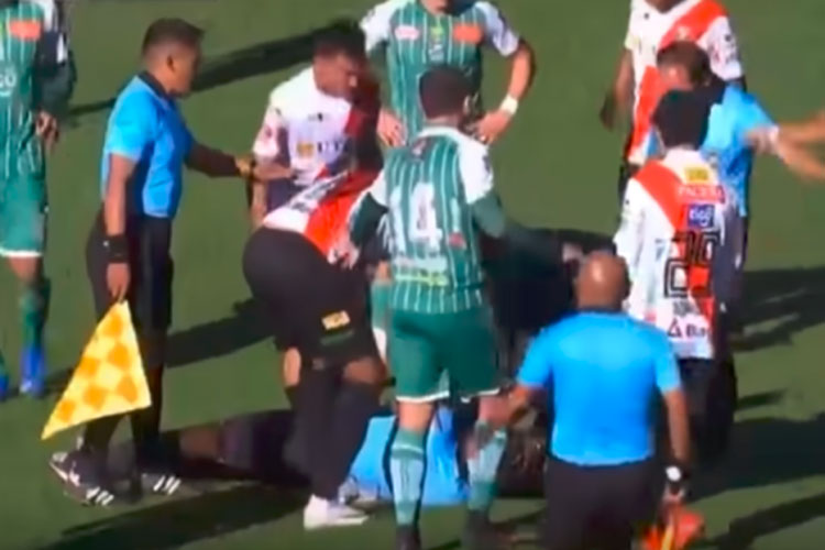 Juiz morre após cair desacordado em jogo do Campeonato Boliviano