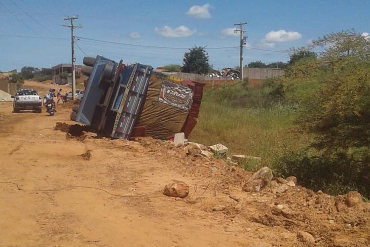 Brumado: Após caminhão tombar, população monta força tarefa para recuperar carga