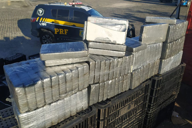 Brumado: Homem é preso com 108 kg de cocaína escondidos dentro de caminhão