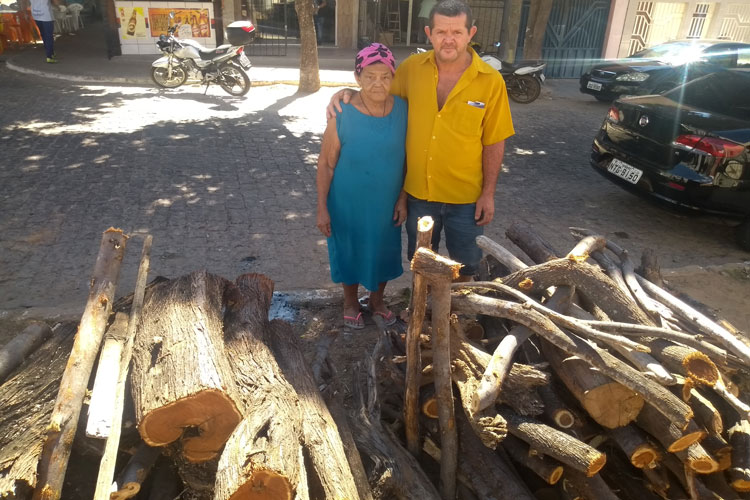 Vendedora há mais de 60 anos, Dona Quita prevê fim da tradição das fogueiras de São João em Brumado