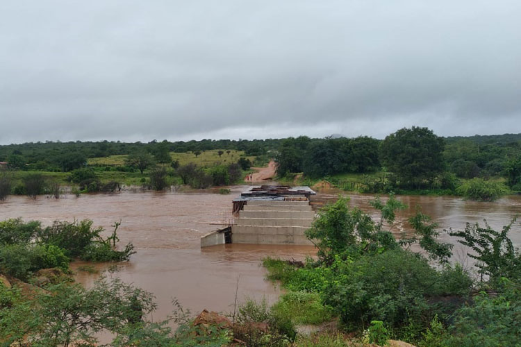 Barragem de Cristalândia volta a transbordar e pontes ficam submersas em Brumado