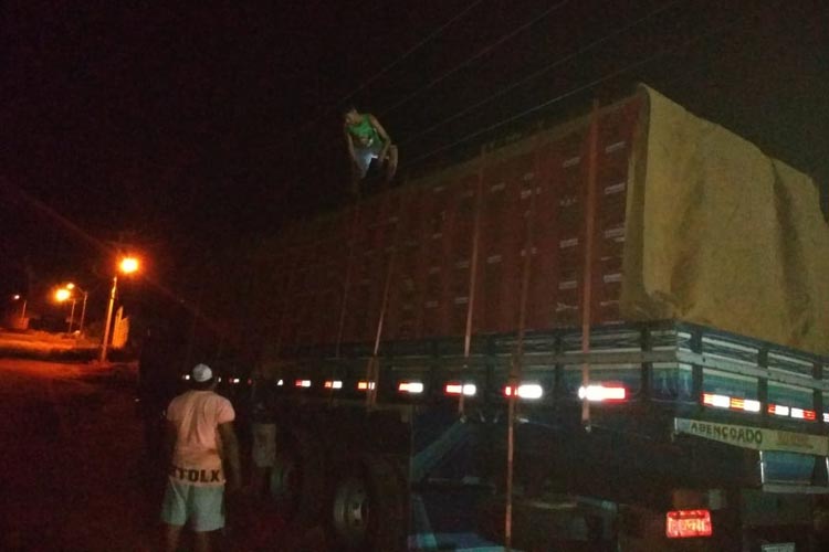 Brumado: Após caminhão tombar, população monta força tarefa para recuperar carga