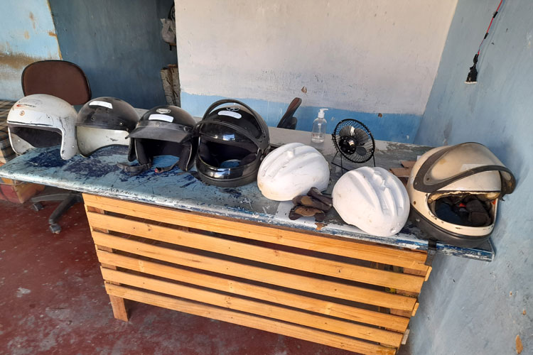 Brumado: Estofador dribla a crise com reforma de capacetes