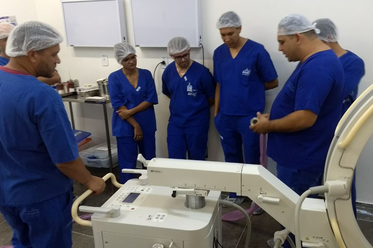 Técnicos participam de treinamento para utilização de equipamento no Hospital de Brumado