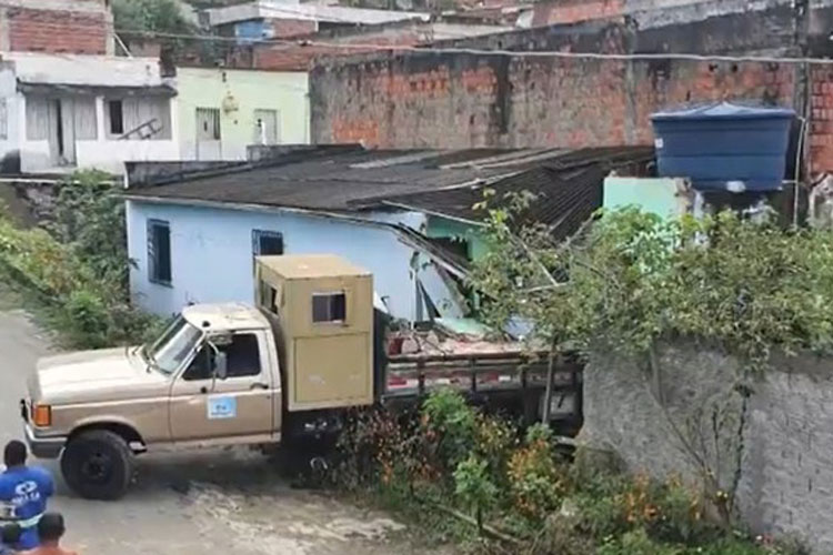Motorista perde controle de caminhão em ladeira e veículo invade casa em Itabuna