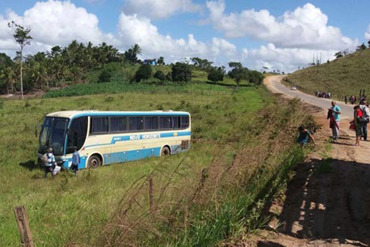 Ônibus da Novo Horizonte se envolve em acidente na BA-670 em Potiraguá