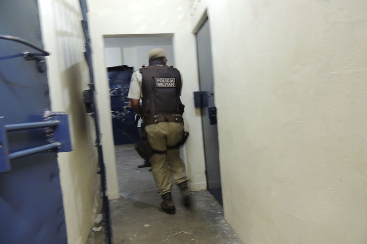 20ª Coorpin: Polícia encontra celular e vara artesanal na delegacia de Brumado