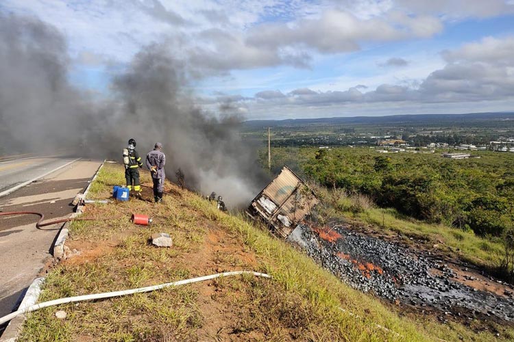 Carreta sai de pista, cai em barranco e pega fogo na BR-116 em Vitória da Conquista