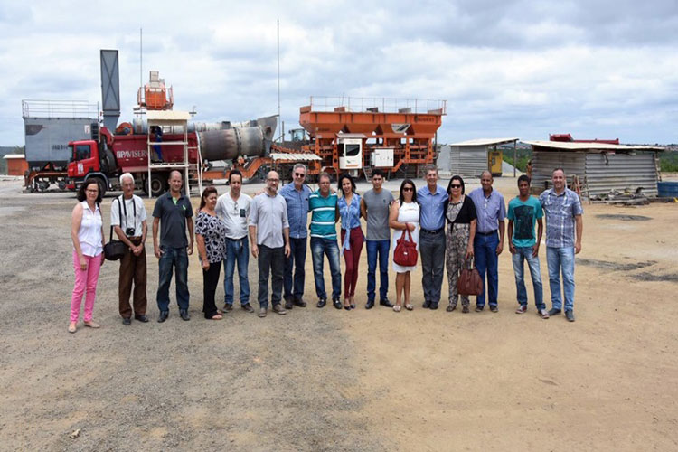 Waldenor Pereira e Zé Raimundo visitam obras da BA-262 em Poções