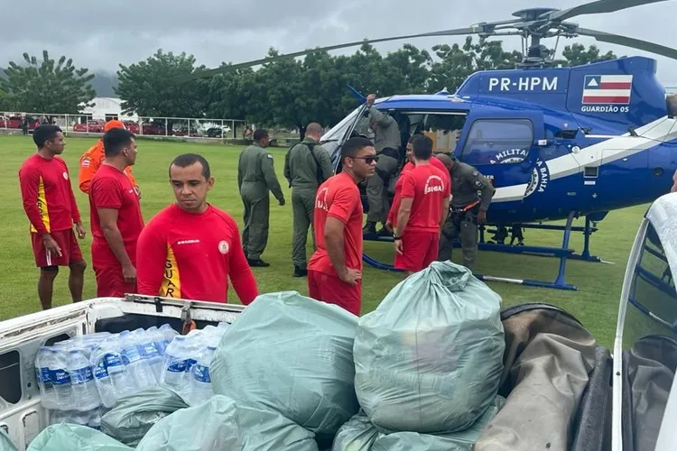 Graer e Bombeiros levam kits humanitários às famílias ilhadas no Oeste da Bahia