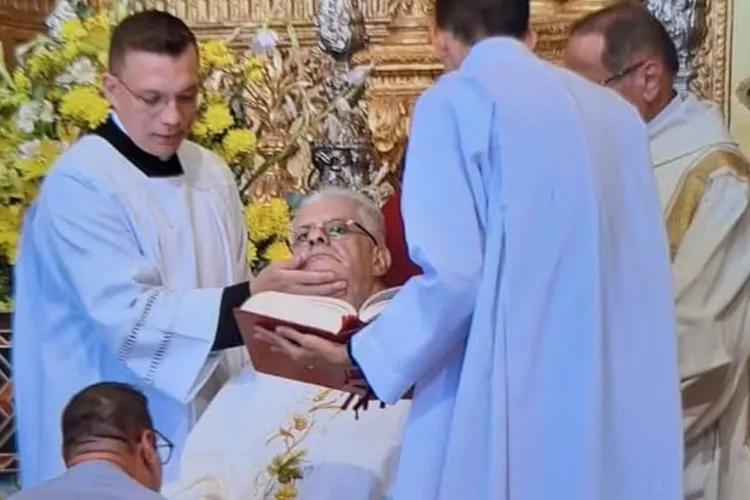 Padre passa mal em altar durante missa de Páscoa na Catedral Basílica de Salvador