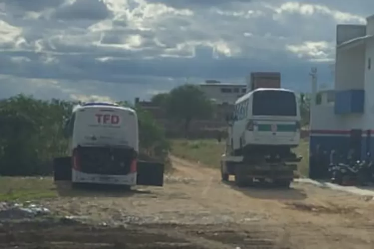 Guanambi: Ônibus do TFD apresenta problema em Brumado e usuários reclamam do serviço