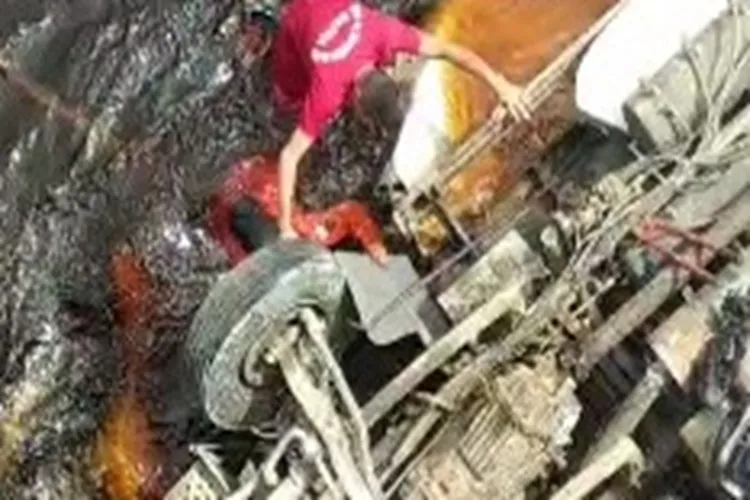 Bombeiros recuperam corpo de motorista dentro de rio em Lençóis