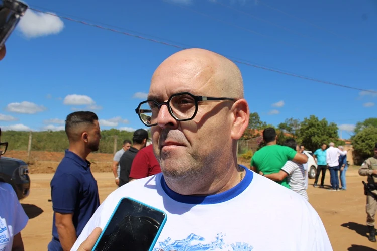 Prefeito de Presidente Jânio Quadros agrade adutora que irá beneficiar 3 ml famílias