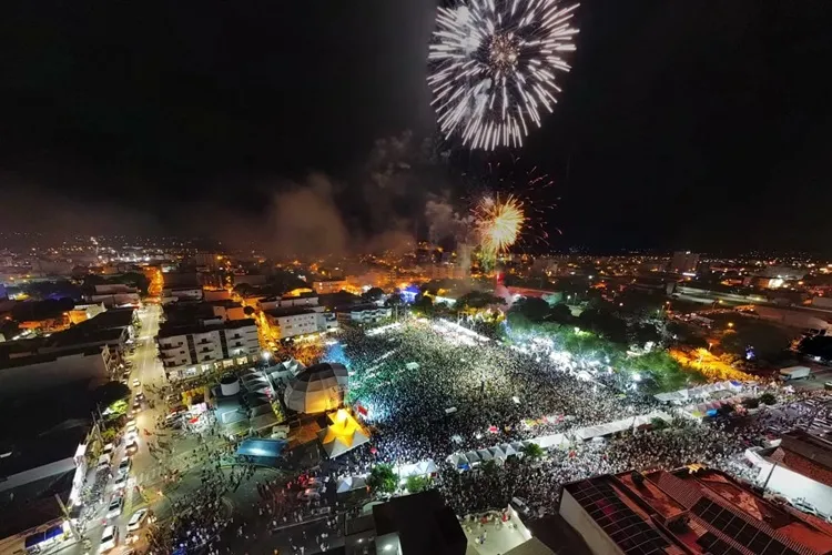 55 mil pessoas recebem 2024 no Festival da Virada em Guanambi
