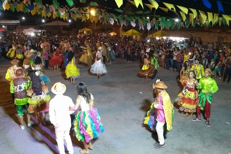 Tradicional forró do Bairro Baraúnas dá início aos festejos juninos nos demais bairros de Brumado