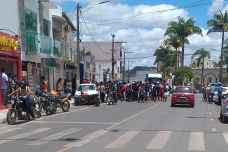 Criminoso morre após confronto com a polícia durante assalto a farmácia no centro de Barra da Estiva