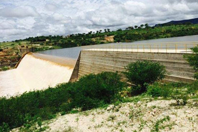 Brumado: Barragem de Cristalândia recupera sua capacidade máxima e volta a sangrar