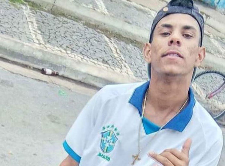 Jovem de 22 anos é morto a tiros na frente de bar no oeste da Bahia