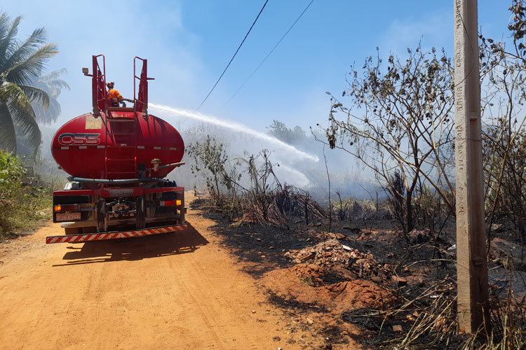 Brumado: Polícia e Brigada contam com apoio popular para apagar incêndio em terreno baldio