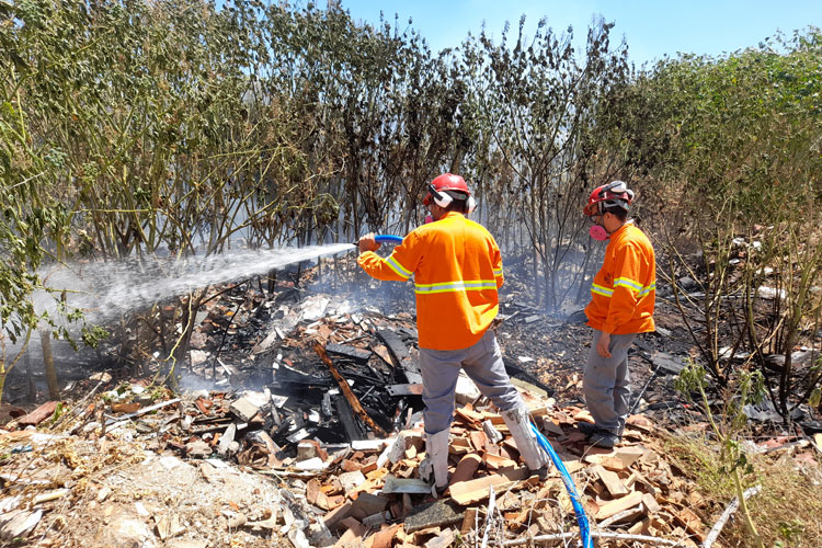 Brumado: Polícia e Brigada contam com apoio popular para apagar incêndio em terreno baldio