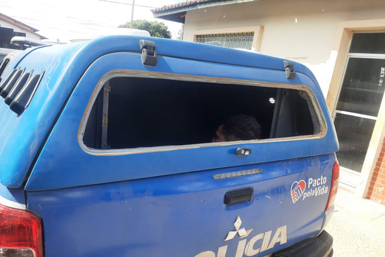 Jovem quebra vidro de viatura da polícia militar ao resistir prisão em Brumado 