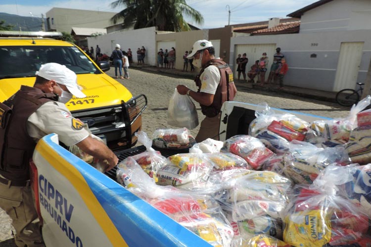 PRE faz doações de cestas básicas para famílias carentes de Brumado