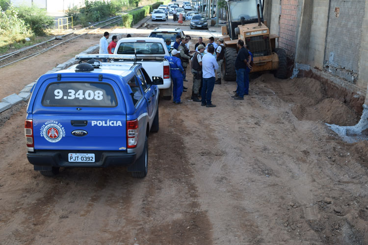 Brumado: Prefeitura arranca calçada de prédio para obra em via e assunto vira caso de polícia