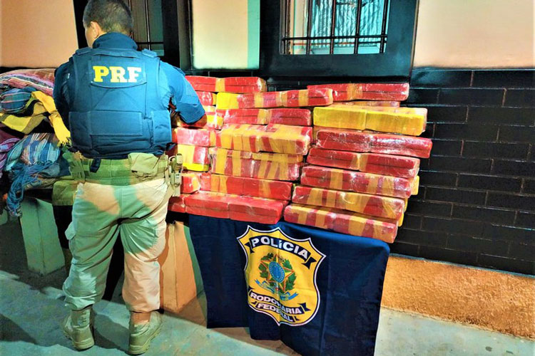 PRF apreende 200 kg de maconha dentro veículo na BR-030 em Brumado