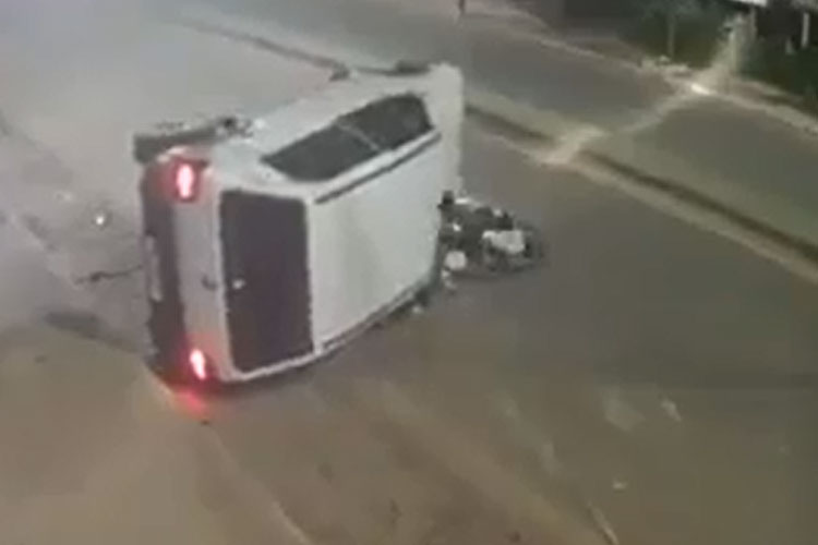 Casal escapa ileso após capotamento em avenida central da cidade de Caetité