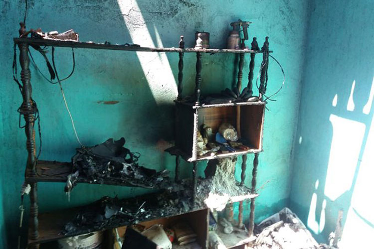 Incêndio destrói casa e deixa família desabrigada na cidade de Caculé