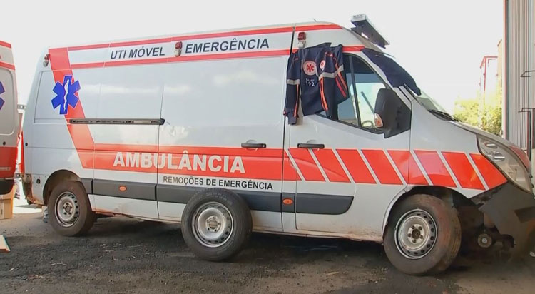 Falsa ambulância que levava cigarros contrabandeados tentou fugir e capotou