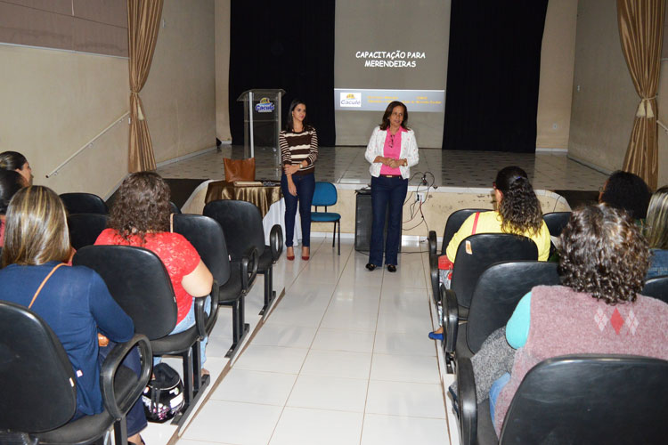 Governo de Caculé oferece curso para merendeira e palestra para recepcionistas