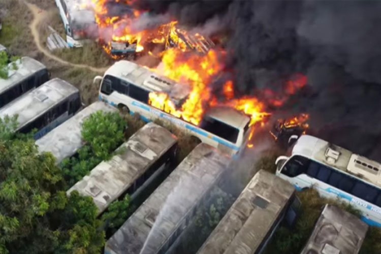 Bombeiros de Vitória da Conquista combatem incêndio em garagem de empresa de ônibus