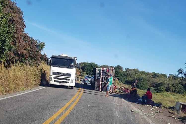 Caminhão carregado com frutas tomba na BR-030 em Lagoa Real