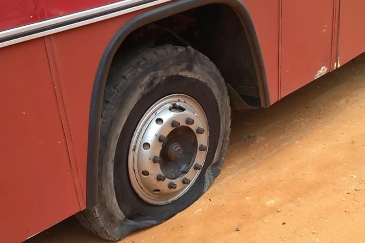 Brumado: Ônibus escolar da rede estadual do distrito de Ubiraçaba estoura pneu no primeiro dia de aula