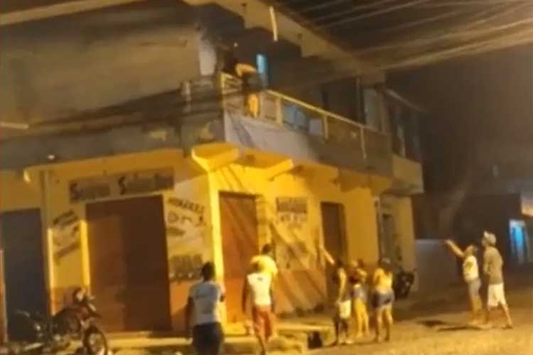 Mulher pula janela para fugir de agressão de companheiro em Porto Seguro