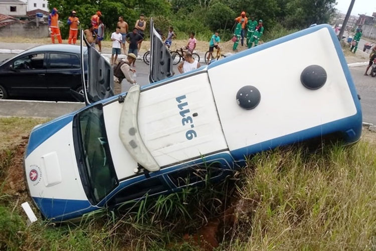 Viatura cai em buraco em perseguição a suspeitos armados e PMs ficam feridos na Bahia