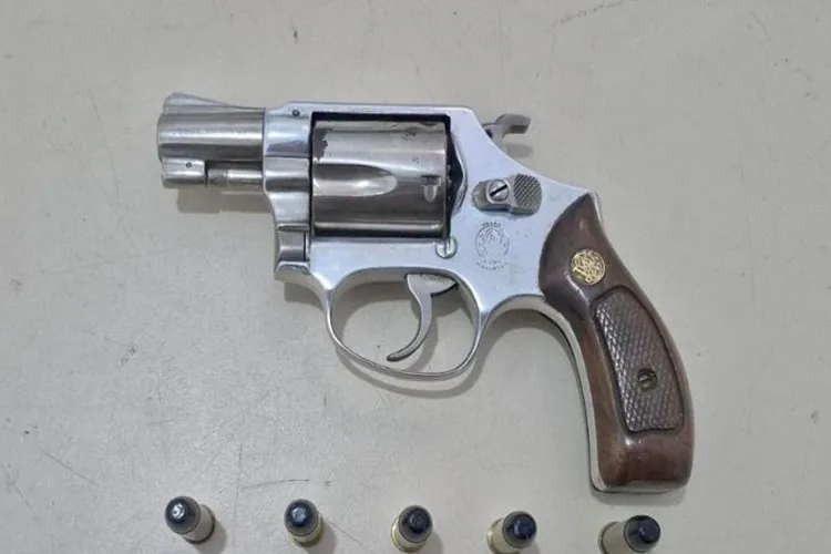Indivíduo é preso com arma de fogo e munições em Vitória da Conquista