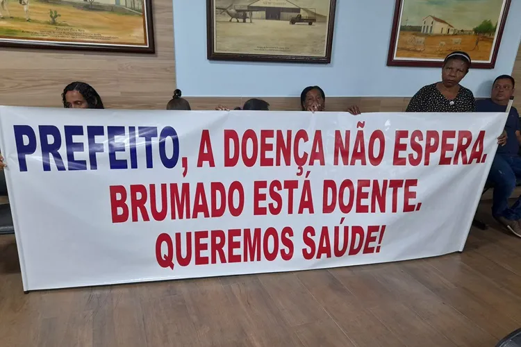 Populares se manifestam na Câmara de Brumado cobrando o retorno das cirurgias eletivas