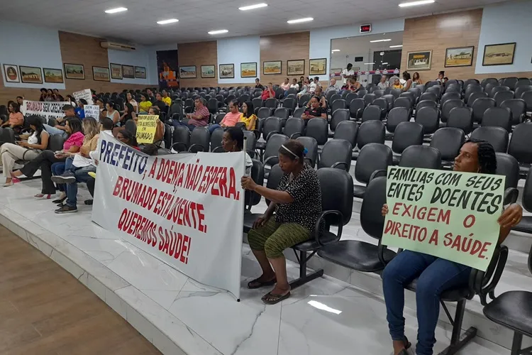 Populares se manifestam na Câmara de Brumado cobrando o retorno das cirurgias eletivas