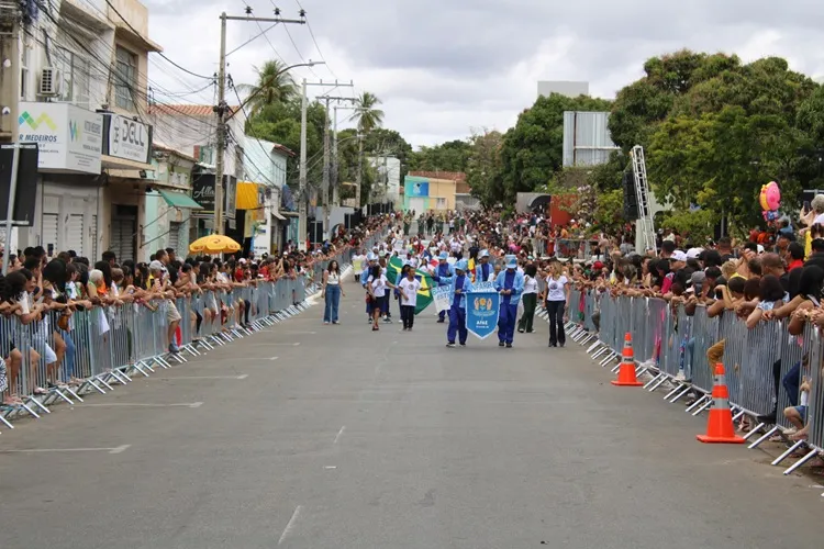 Brumado celebra 7 de Setembro com desfile cívico e discursos de autoridades