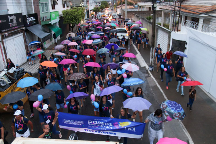 Mesmo debaixo de chuva, caminhada Passos Que Salvam leva público às ruas de Brumado