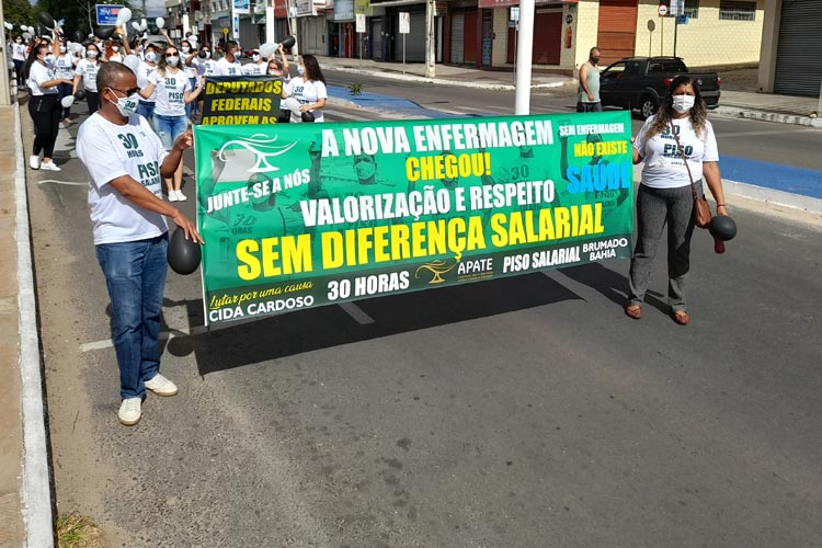 Brumado: Servidores de enfermagem realizam manifestação de apoio à campanha do piso salarial da categoria