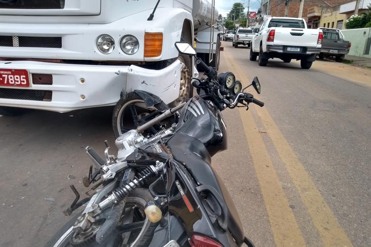 Brumado: Moto colide com caminhão pipa em tentativa mal sucedida de ultrapassagem na Avenida Coronel Santos