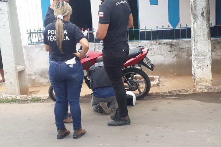 Brumado: Homem em motocicleta é alvejado com três tiros e morre no Bairro Dr. Juracy