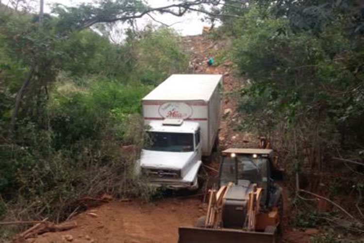 BA-148: Caminhão baú cai em ribanceira entre Livramento e Rio de Contas