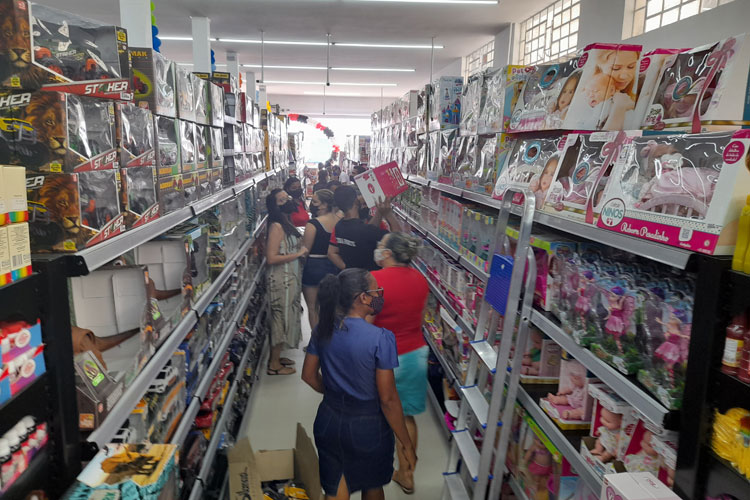 Comércio de Brumado: Pais e filhos vão às compras na véspera do dia das crianças